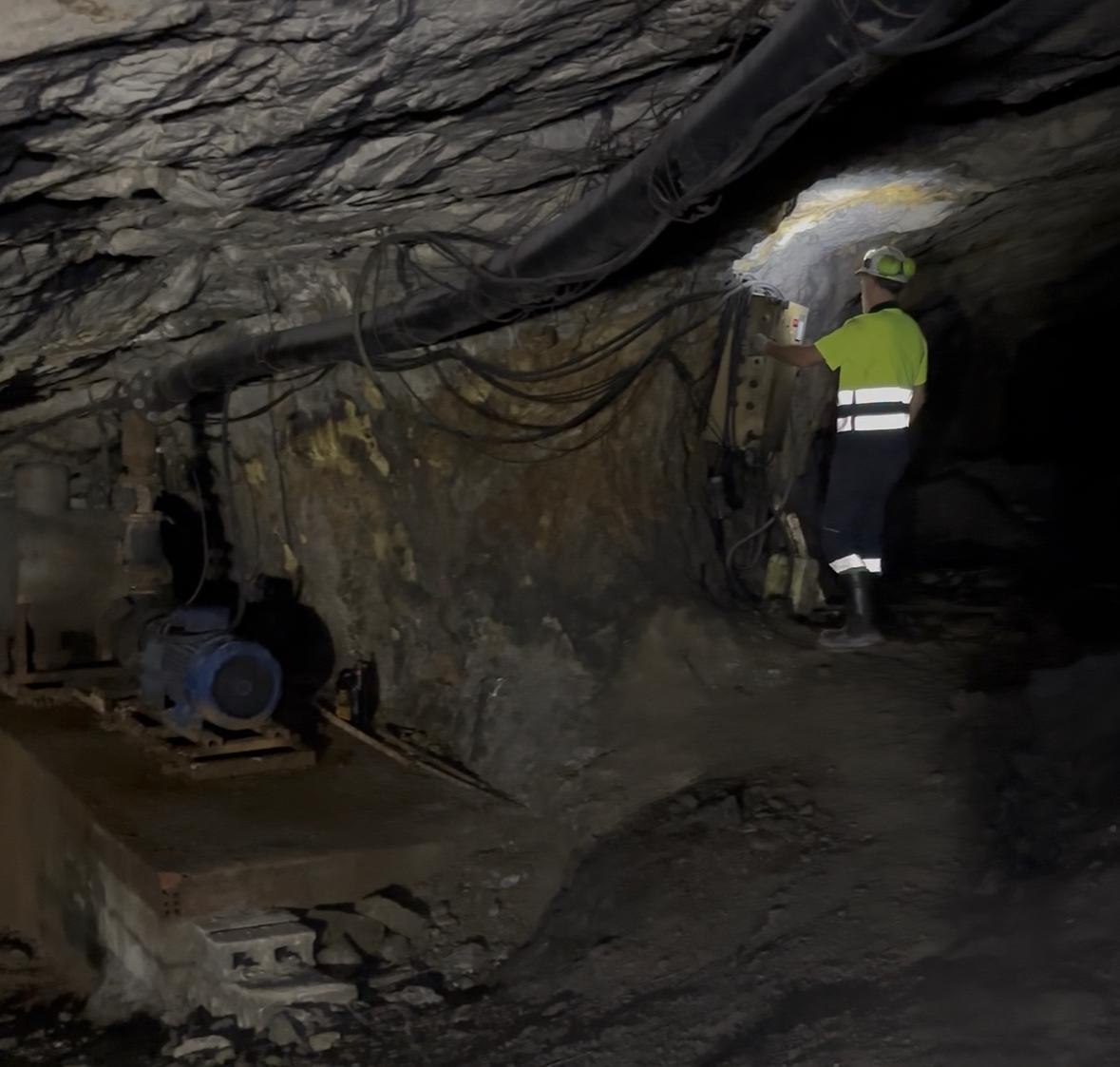 Técnico de TAEX realizando mantenimiento eléctrico en mina
