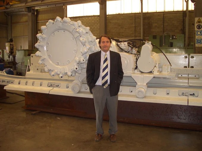 Ingeniero de TAEX junto a equipo pesado industrial
